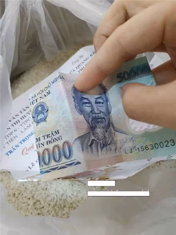 Tiền được mẹ cô bạn giấu kĩ trong thùng gạo, bên ngoài còn bọc giấy kĩ càng.