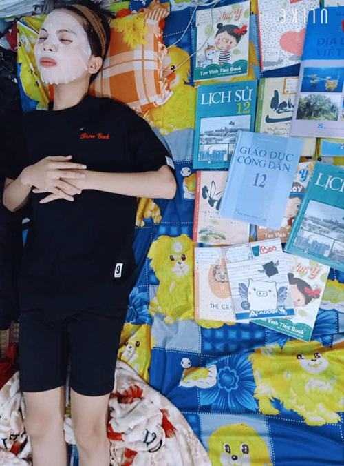 Cách tạo cảm giác yên tâm trước kỳ thi tốt nghiệp 2021 của nhiều học sinh chính là người một bên, sách một bên.