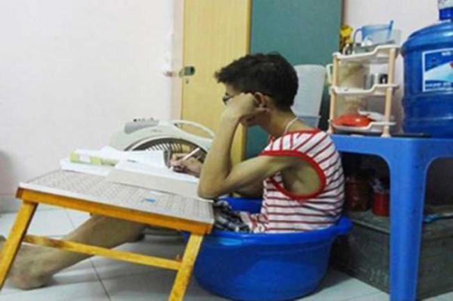 Khi thời tiết vừa nắng nóng lại phải ôn thi, cậu học trò chỉ còn cách ngồi luôn vào chậu nước. Ảnh: Tổng hợp