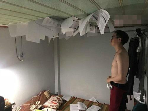 Anh chàng này đã nảy sinh ra một ý tưởng ôn thi mà theo anh là "rất hiệu quả". Đó là xé sách ra dán lên trần nhà để mỗi khi mở mắt ra là có thể thấy chữ và học ngay.