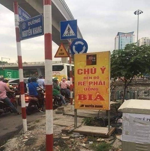 Khi chia sẻ lên mạng xã hội, biển quảng cáo "bá đạo" này đã thu hút sự chú ý của hàng nghìn cư dân mạng.