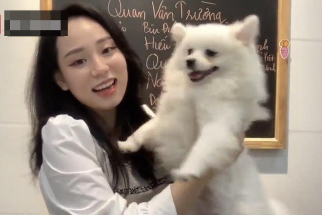 Không chỉ thu hút học sinh với cách dạy thú vị, cô giáo Vật lý Minh Thu còn gây thương nhớ netizen khi sở hữu nhan sắc xinh xắn, đáng yêu.