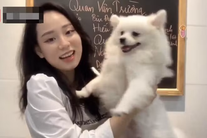 Không chỉ thu hút học sinh với cách dạy thú vị, cô giáo Vật lý Minh Thu còn gây thương nhớ netizen khi sở hữu nhan sắc xinh xắn, đáng yêu.