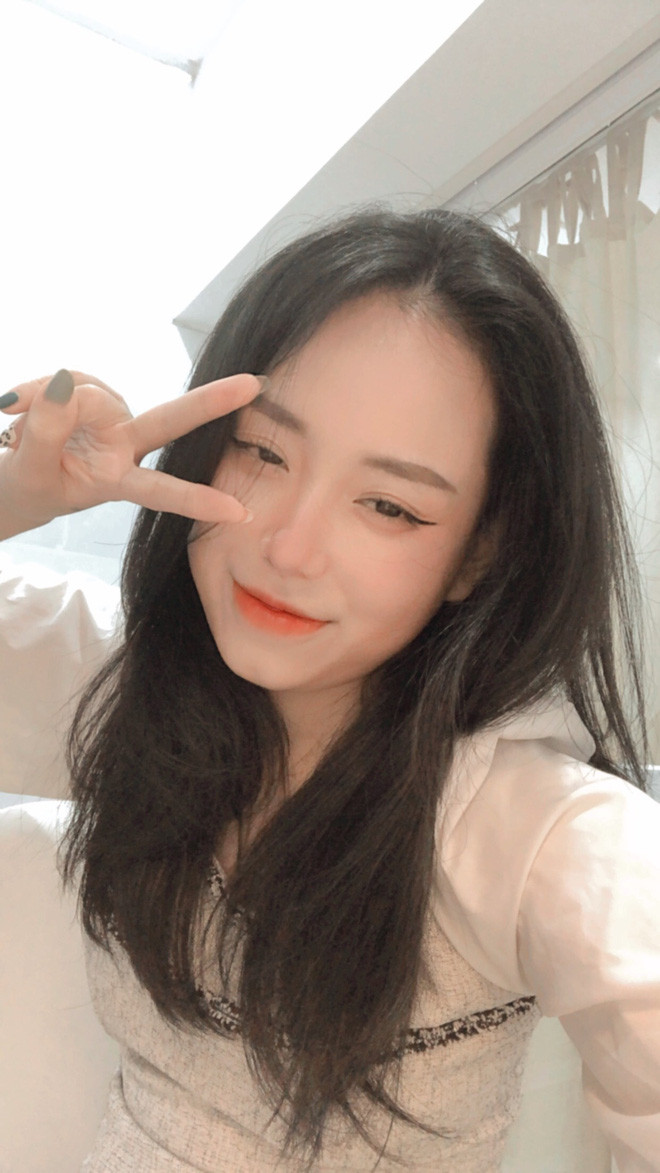 Sau khi nổi tiếng, Minh Thu vướng vào không ít lùm xùm, điểm hình nhất là tin đồn rằng cô chưa tốt nghiệp Đại học.