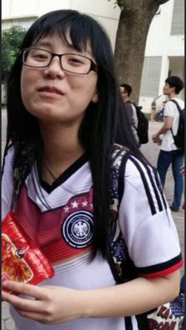 Mới đây, cư dân mạng bất ngờ "đào" lại hình ảnh thời còn đi học của cô giáo Vật Lý 9x này. Thời đó, các đường nét khuôn mặt của cô nàng chưa được rõ ràng như bây giờ.