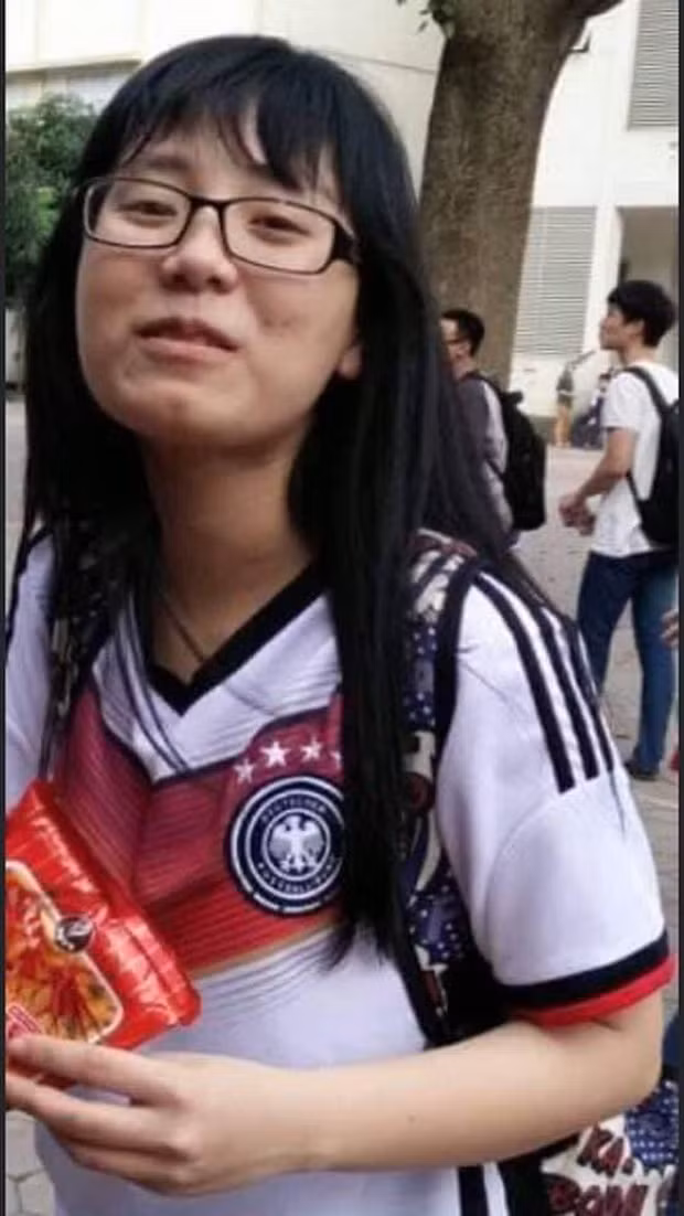 Mới đây, cư dân mạng bất ngờ "đào" lại hình ảnh thời còn đi học của cô giáo Vật Lý 9x này. Thời đó, các đường nét khuôn mặt của cô nàng chưa được rõ ràng như bây giờ.