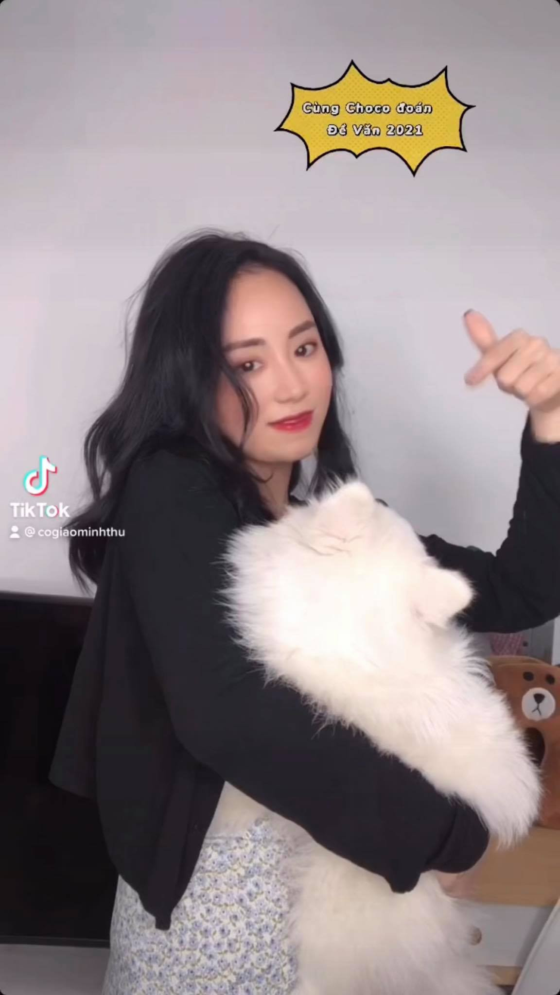 Minh Thu từng học lớp chuyên Vật lý tại Trường THPT Chuyên Đại học Vinh, Nghệ An và nhiều lần đứng top lớp, top trường.