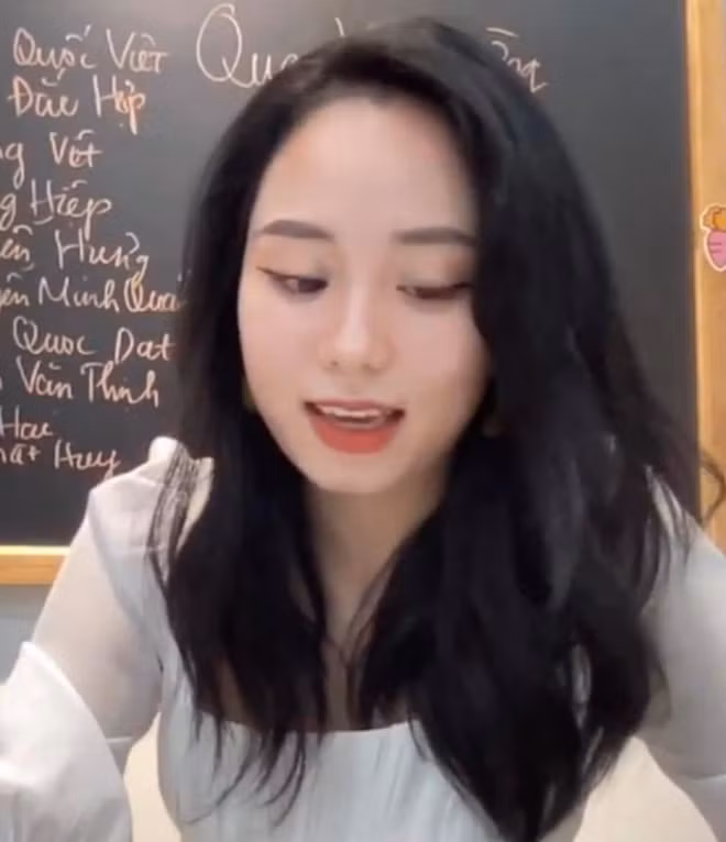 So sánh với thời điểm hiện tại, Minh Thu thực sự khiến nhiều người bất ngờ về nhan sắc bởi hình ảnh quá khác nhau.