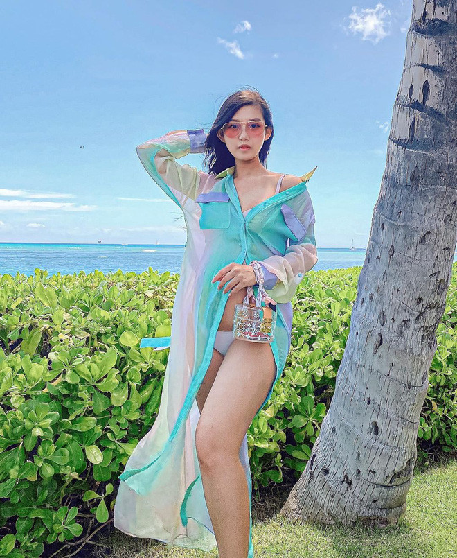 Ngoài những món đồ hiệu đắt đỏ, Tiểu Giang còn nổi bật khi xuất hiện với sắc vóc gọn gàng, không hề có dấu hiệu phù nề.