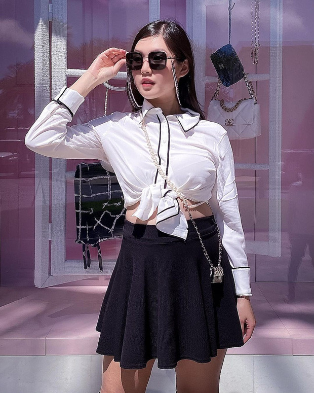 Khí chất và thần thái sang chảnh của nàng rich kid cũng không giảm sút chút nào so với thời con gái.