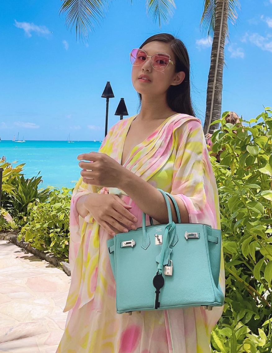 Thời gian gần đây, Nguyễn Đặng Tiểu Giang còn quyết định khẳng định vị thế "chị đại" của team rich kid bằng hành trình bầu bí chuẩn quý tộc của mình.