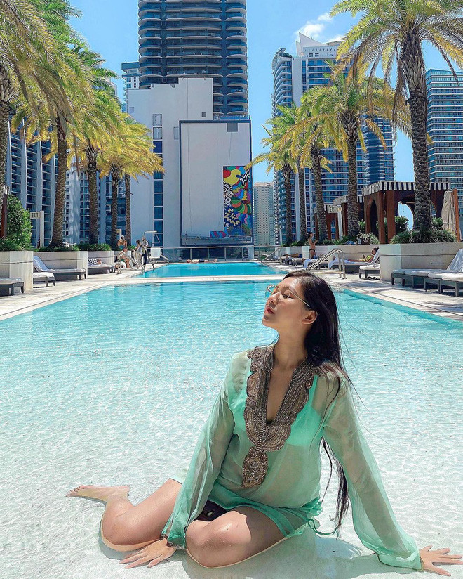 Thứ chiếm spotlight nhất thì vẫn là đống đồ hiệu cao như núi được Tiểu Giang xếp bên cạnh mình. Tất cả đều là của Hermes - thương hiệu đắt đỏ nhất nhì thế giới vốn "cộp mác" cho giới đại gia.