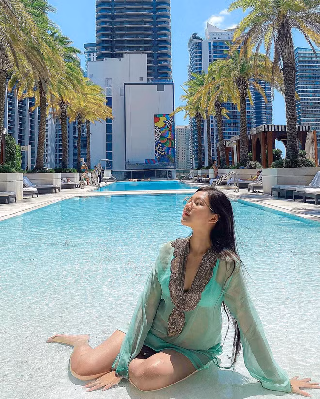 Thứ chiếm spotlight nhất thì vẫn là đống đồ hiệu cao như núi được Tiểu Giang xếp bên cạnh mình. Tất cả đều là của Hermes - thương hiệu đắt đỏ nhất nhì thế giới vốn "cộp mác" cho giới đại gia.