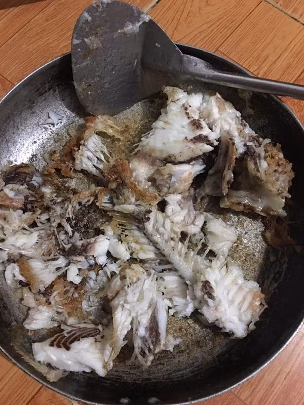 Một cô nàng đã mạnh bạo "khoe" thành quả của mình là một chảo cá rán được ví là "vừa cho vào xay sinh tố" khiên ai cũng lắc đầu ngao ngán.