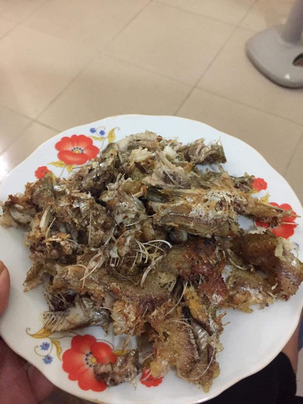 Nào là "cá rán bóng đêm" hay nát nhừ như xay sinh tố đều là những thảnh phẩm sau khi rán cá của hội gái đảm đang.