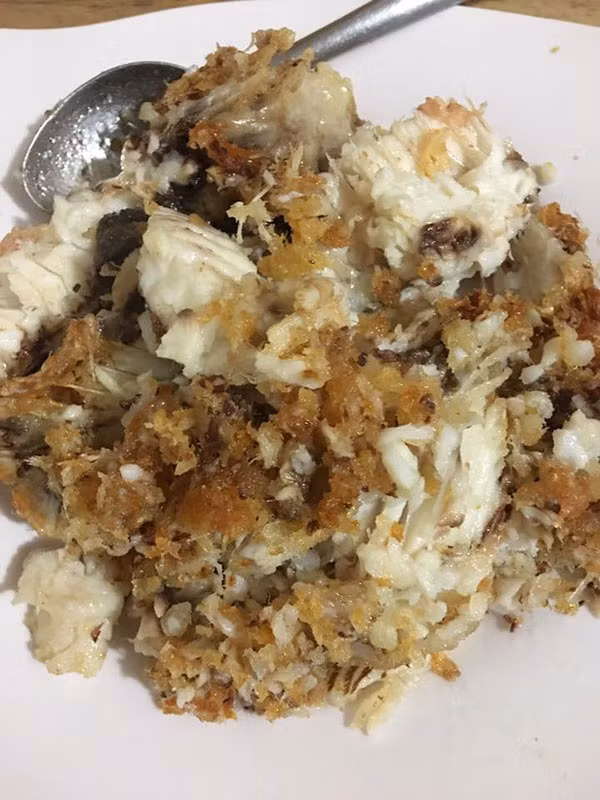 Nhiều người cho rằng món cá chắc chắn sẽ không thể thảm hại nếu khổ chủ chiên bằng chảo chống dính.