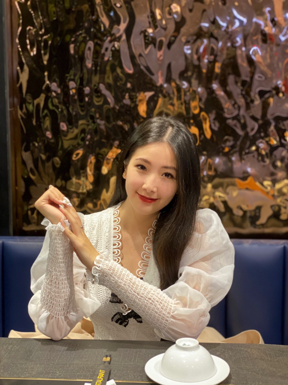 Cô gái này còn gây thương nhớ người đối diện nhờ gương mặt xinh đẹp, sống mũi cao, đôi môi chúm chím và nụ cười duyên dáng.