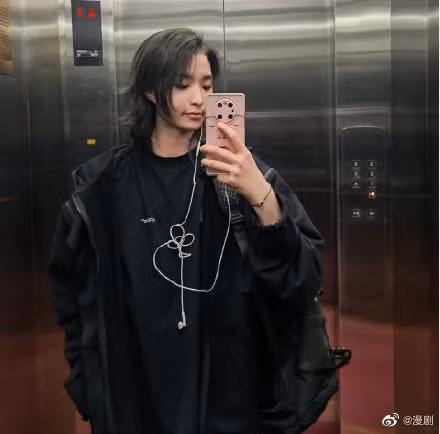 Dù là nữ giới và là VĐV của bộ môn thể dục nhịp điệu, thế nhưng ngoại hình ngoài đời của Lưu Hâm khiến không ít người bất ngờ khi sở hữu nét đẹp phi giới tính.