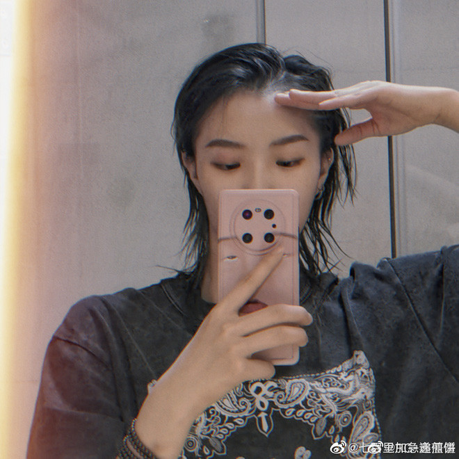 Những bức ảnh chụp đời thường đăng lên MXH của Lưu Hâm cũng tràn ngập khí chất. Ảnh: Tổng hợp