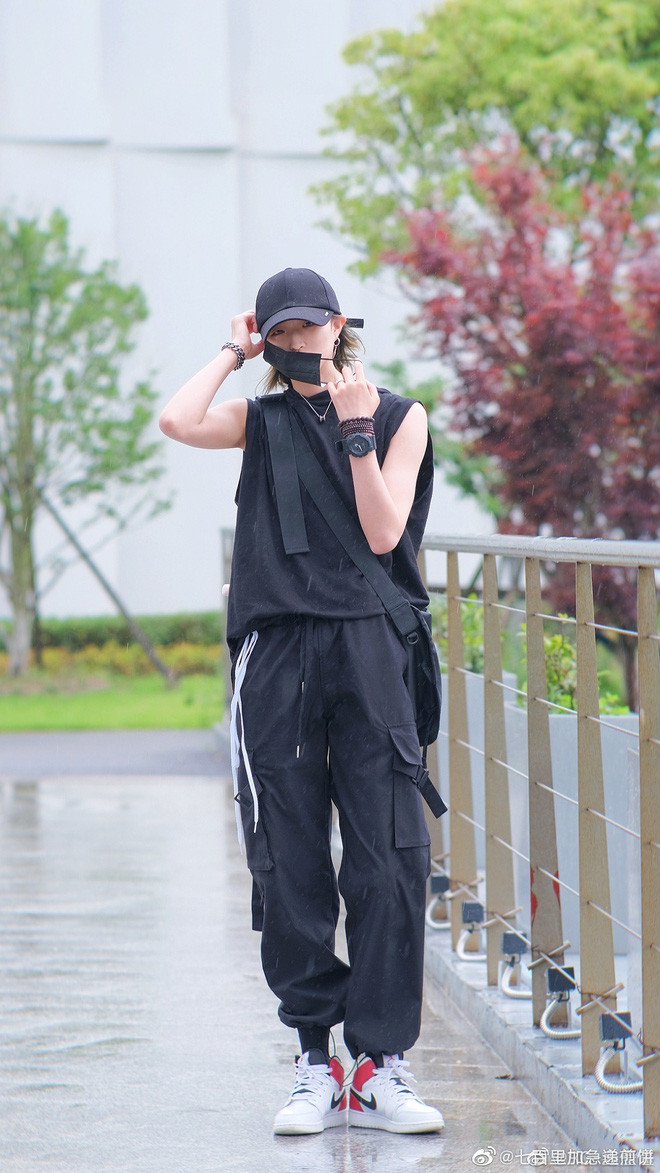 Không những vậy, cách tạo dáng trong những bức ảnh đời thường của nữ VĐV chẳng kém cạnh fashionista nào.