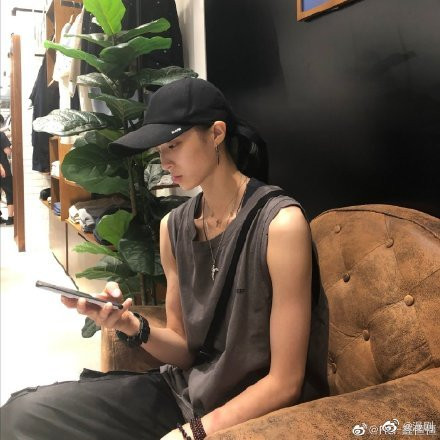 Sau khi tìm hiểu danh tính, được biết vận động viên thể dục nhịp điệu này có tên Lưu Hâm, sinh năm 1999.