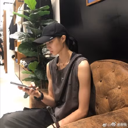 Sau khi tìm hiểu danh tính, được biết vận động viên thể dục nhịp điệu này có tên Lưu Hâm, sinh năm 1999.