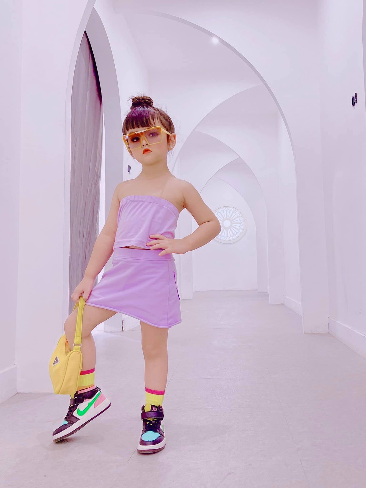 Thừa hưởng gen di truyền từ mẹ và ông bà ngoại, lại được tiếp xúc với môi trường nghệ thuật từ sớm nên bé Cherry tạo dáng rất tự nhiên trước ống kính.