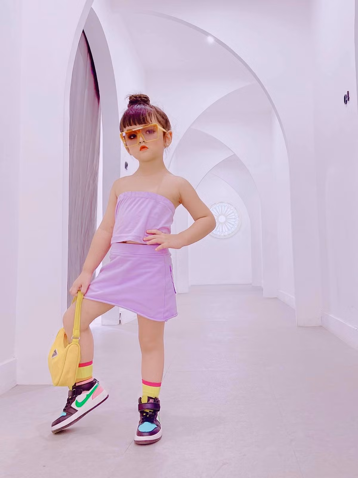 Thừa hưởng gen di truyền từ mẹ và ông bà ngoại, lại được tiếp xúc với môi trường nghệ thuật từ sớm nên bé Cherry tạo dáng rất tự nhiên trước ống kính.