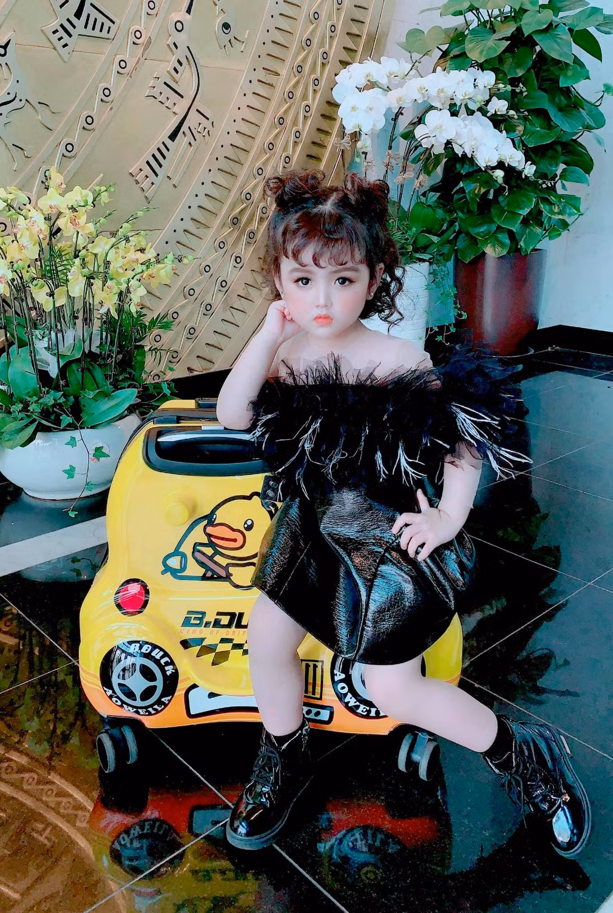 Không những thế cô bé còn đắt show quảng cáo của các nhãn hàng, quay TVC, Viral, chụp hình lookbook…