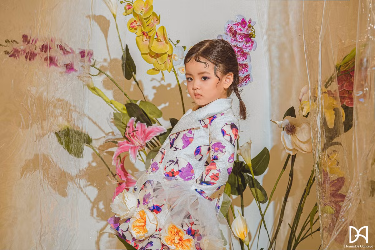 Bé An Nhiên đã có kinh nghiệm 2 năm trong làng mẫu nhí nhưng hiện tại cô bé mới 4 tuổi.