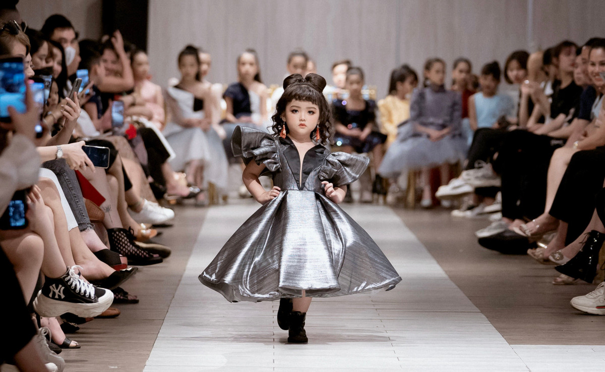 Cherry An Nhiên là một mẫu nhí nổi tiếng, có mức cát-xê cao nhất nhì Hà thành.