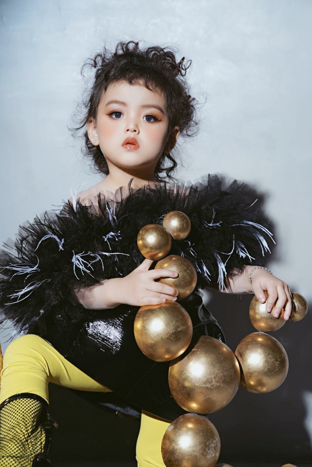 Cô bé 4 tuổi này sở hữu ngoại hình đẹp, gương mặt sáng, vừa có nét hiện đại, cá tính lại vừa có nét dịu dàng. Đó chính là lý do mà Cherry An Nhiên trở thành mẫu nhí đắt show.