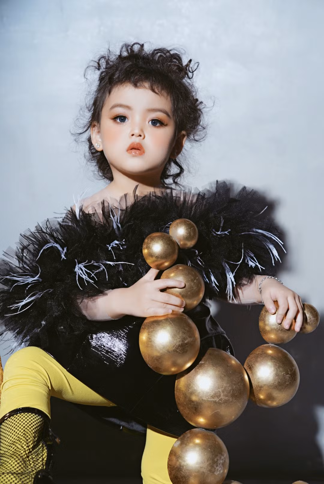 Cô bé 4 tuổi này sở hữu ngoại hình đẹp, gương mặt sáng, vừa có nét hiện đại, cá tính lại vừa có nét dịu dàng. Đó chính là lý do mà Cherry An Nhiên trở thành mẫu nhí đắt show.