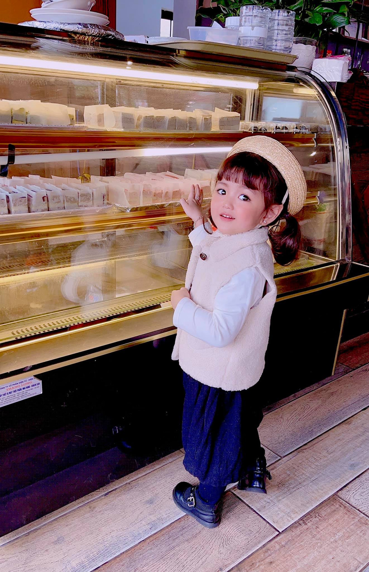 Có nhiều kinh nghiệm làm mẫu ảnh, trình diễn thời trang nên Cherry đã quen với việc tạo dáng mỗi khi chụp.