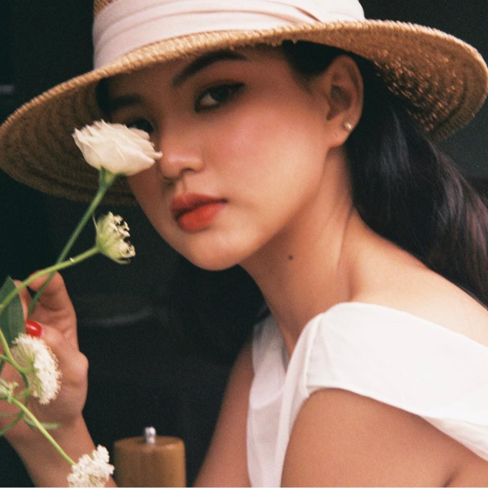 Nguyễn Ngọc Mẫn Nghi (sinh năm 1996, quê ở Nha Trang, Khánh Hòa) là hot girl gây chú ý khi sở hữu gương mặt khả ái và vóc dáng gợi cảm.