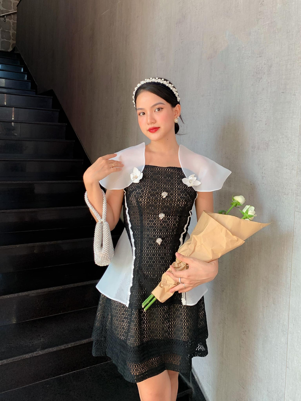 Ở nhà chống dịch không ăn diện cầu kỳ như khi ra đường nhưng Mẫn Nghi vẫn nhận được những lời khen ngợi tới tấp vì luôn xinh đẹp.