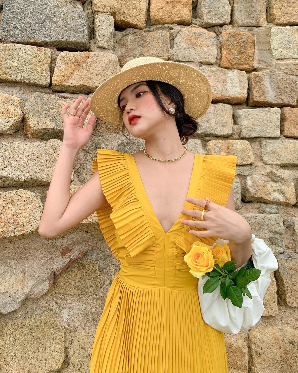 Dù đang ở nhà mùa dịch nhưng Mẫn Nghi vẫn đẹp hoàn hảo ở mọi góc cạnh.