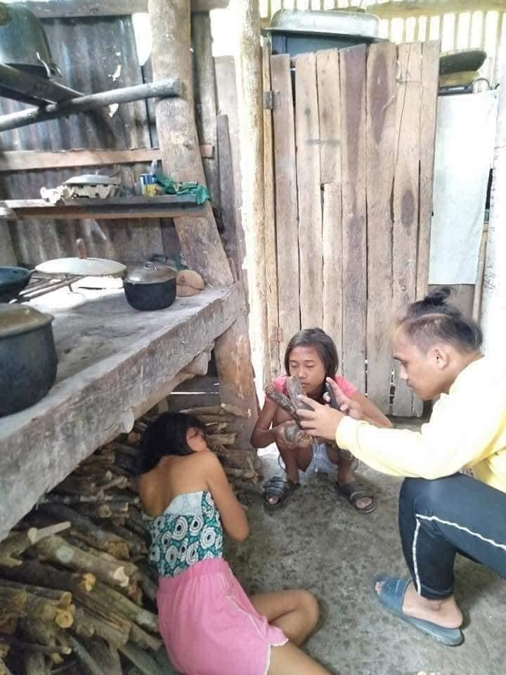 Thậm chí, đống củi của mẹ cũng trở thành vật dụng để phục vụ cho công cuộc "sống ảo".