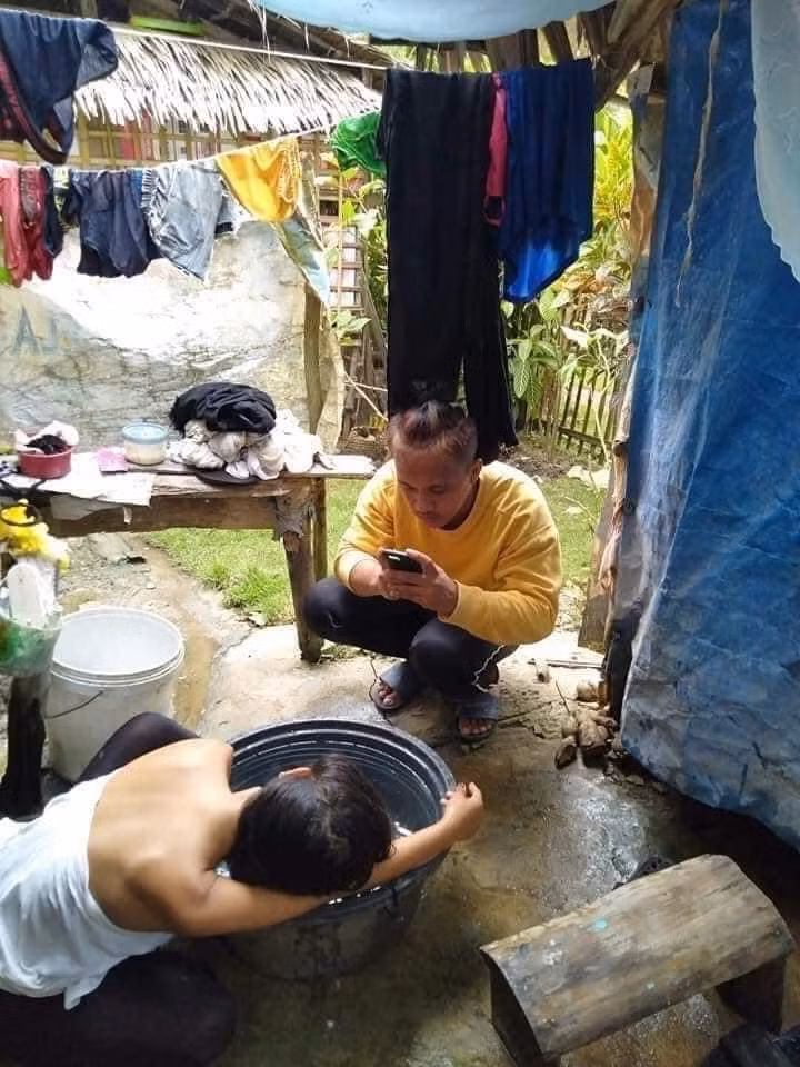 Từ tấm lưới bắt cá, thau đựng nước, bát đĩa trong nhà,...cũng có thể biến bức hình của bạn trở nên vô cùng nghệ thuật.