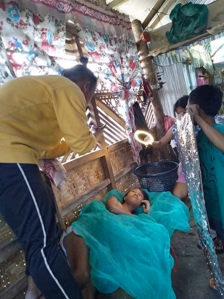 Được biết, nhóm bạn này là người Thái Lan, dù cho phía hậu trường chụp ảnh "sống ảo" của mỗi bức hình đều ngổn ngang vật dụng thế nhưng đều được "nhiếp ảnh gia" tận dụng một cách triệt để và vô cùng hữu hiệu.