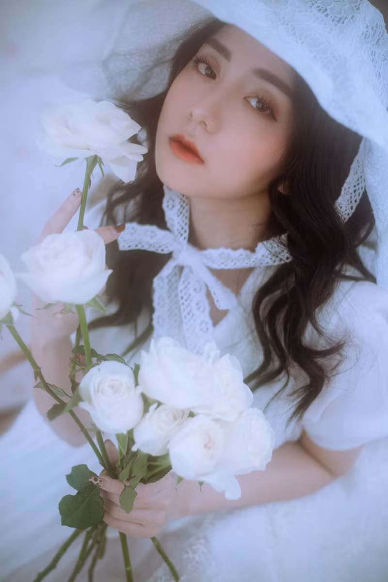 "Cô trả lời cũng đáng yêu. Nhưng mong cô đừng trả lời những bình luận kiểu này nữa", ""Mấy ngày đầu xem còn thú vị. Lúc sau xem cô cứ kiểu gì ấy, kiểu được nổi tiếng quá nên giờ không tập trung chuyên môn nữa", ...netizen để lại bình luận dưới video đáp trả của cô giáo Minh Thu.