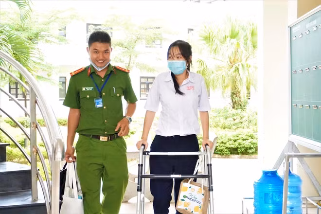 Nhiều phụ huynh chứng kiến hành động đẹp mùa thi của chiến sĩ Công an này đã vô cùng xúc động. Ảnh: Facebook