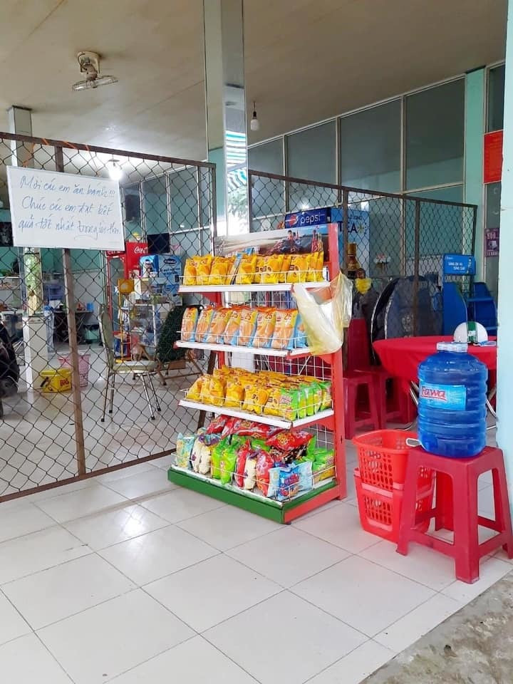 Căng - tin mini của thầy giáo trẻ đầy ăm ắp những chiếc bánh mì, đồ ăn vặt như bim bim, bánh ngọt...Sau khi chia sẻ lên MXH, hình ảnh này đã khiến netizen hết sức cảm kích. Ảnh: Facebook