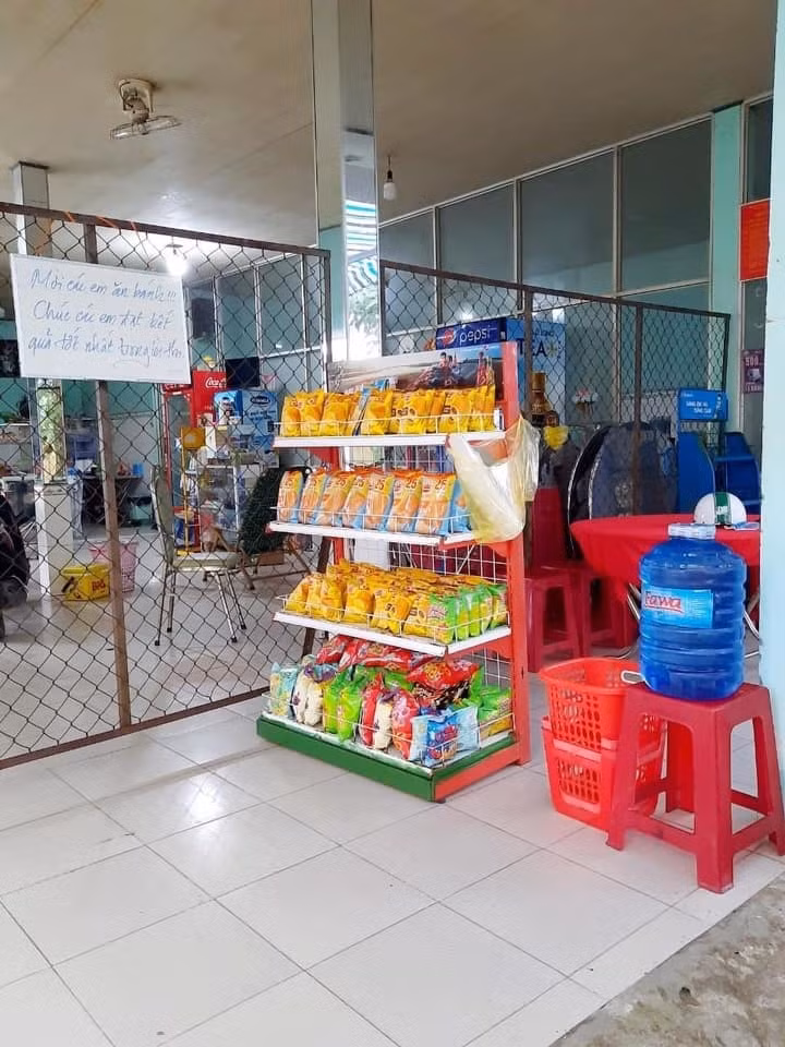 Căng - tin mini của thầy giáo trẻ đầy ăm ắp những chiếc bánh mì, đồ ăn vặt như bim bim, bánh ngọt...Sau khi chia sẻ lên MXH, hình ảnh này đã khiến netizen hết sức cảm kích. Ảnh: Facebook