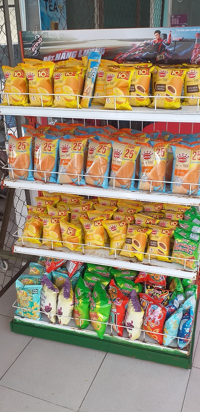 Để động viên các trò làm bài tốt, đạt được kết quả như mong đợi, thầy giáo Bùi Ngọc Việt thuộc trường THPT Phan Việt Thống, Bình Phú, Cai Lậy, Tiền Giang đã mở 1 căng - tin phục vụ đồ ăn miễn phí cho sĩ tử ngay tại hành lang của trường. Ảnh: Facebook