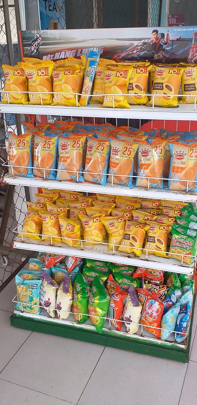 Để động viên các trò làm bài tốt, đạt được kết quả như mong đợi, thầy giáo Bùi Ngọc Việt thuộc trường THPT Phan Việt Thống, Bình Phú, Cai Lậy, Tiền Giang đã mở 1 căng - tin phục vụ đồ ăn miễn phí cho sĩ tử ngay tại hành lang của trường. Ảnh: Facebook