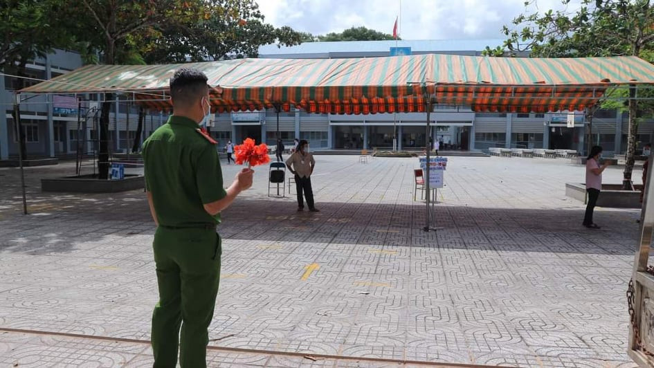 Hình ảnh đẹp này được đăng tải ngay sau khi thí sinh kết thúc bài thi Ngữ văn và nhanh chóng "gây sốt" trên mạng xã hội. Ảnh: Trần Minh Công