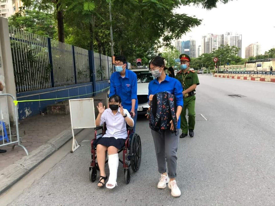 Đã có rất nhiều hình ảnh đẹp trong ngày đầu diễn ra kỳ thi tốt nghiệp THPT 2021 được chia sẻ trên mạng xã hội.