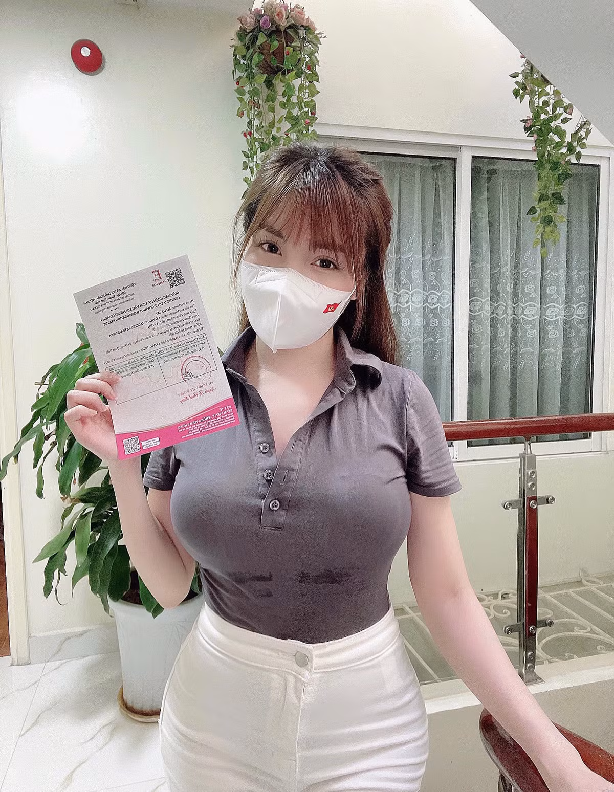 Đặc biệt, trong một vài khoảnh khắc khoe ngoại hình trực diện, Âu Hà My khiến netizen không khỏi "ngộp thở" với vòng một siêu khủng.