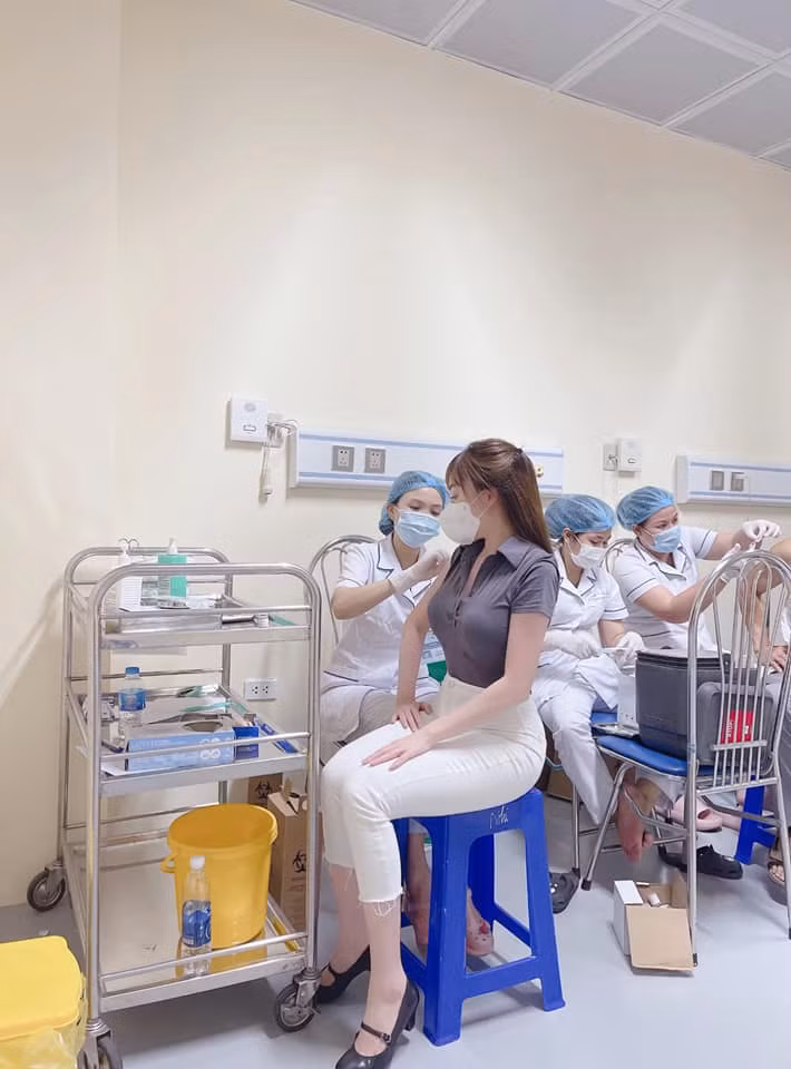 Trước hình ảnh vòng 1 bất thường của nữ giảng viên, cư dân mạng đã không ngừng suy đoán. Thậm chí có người còn thắc mắc rằng Âu Hà My đi tiêm thôi sao cần "căng tràn sức sống" như vậy.